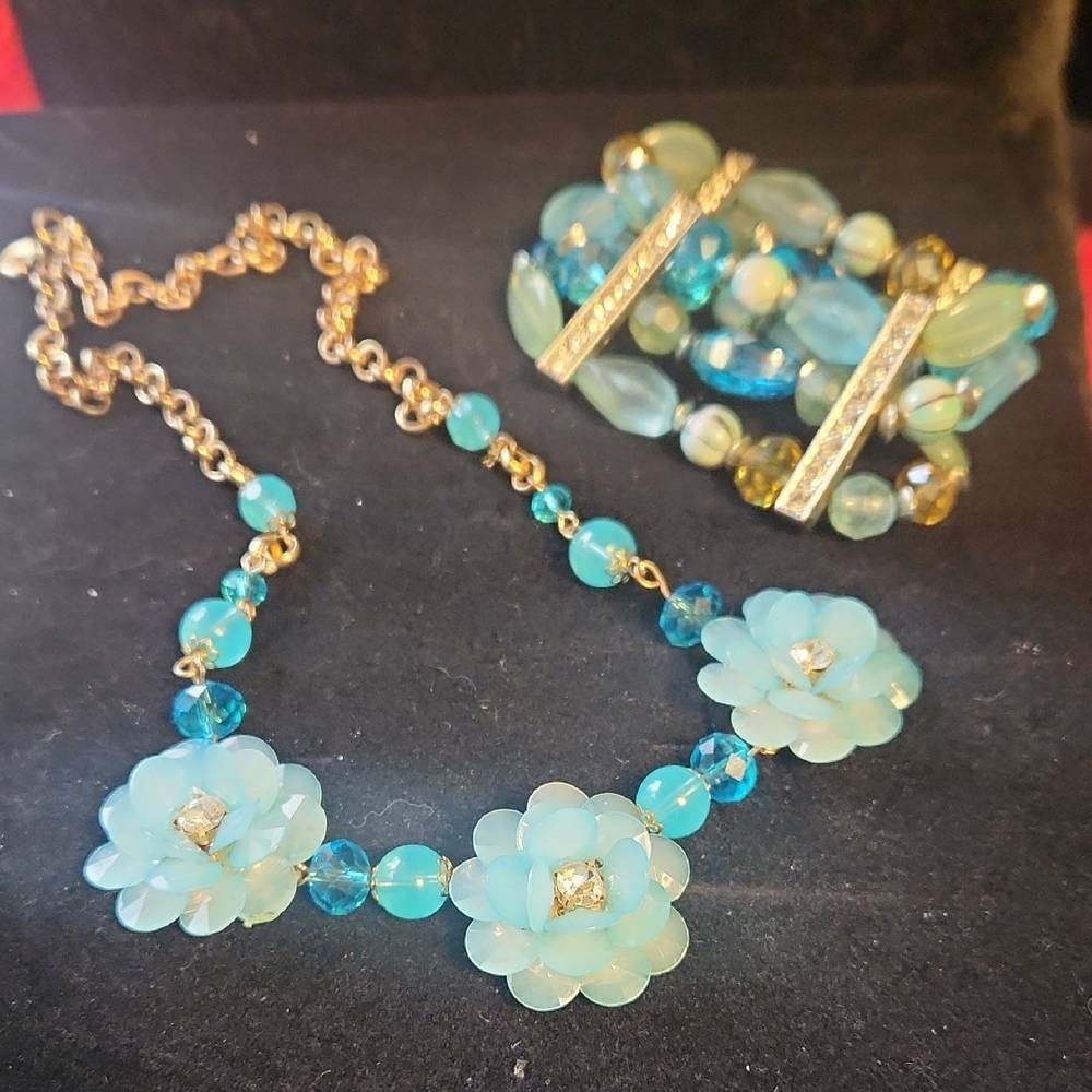 Elegant Blue Floral Necklace and Bracelet